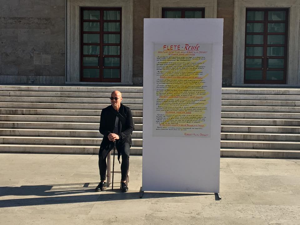 Robert Aliaj shkruan fletërrufe si në komunizëm