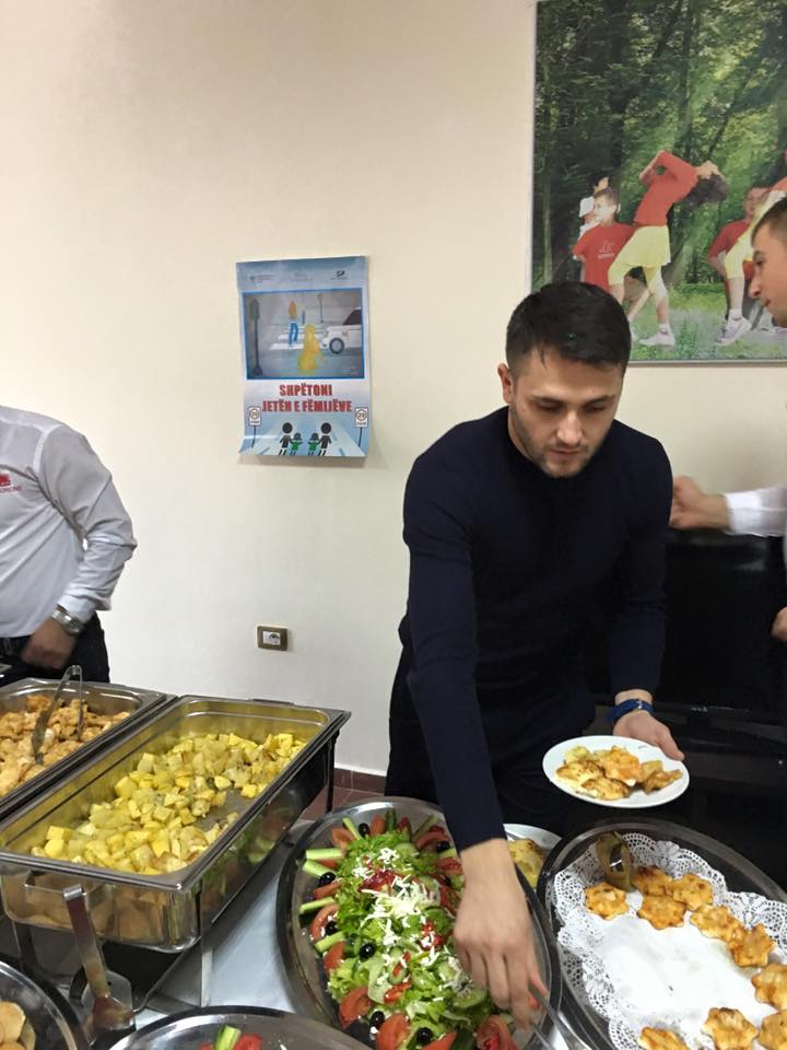 Bes Kallaku feston 30 vjetorin me fëmijët jetim
