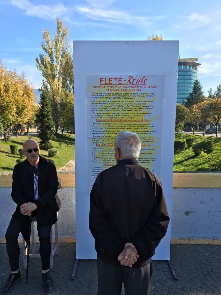Robert Aliaj shkruan fletërrufe si në komunizëm
