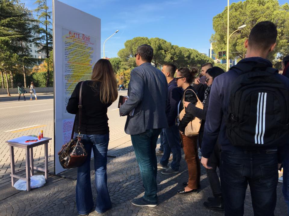 Robert Aliaj shkruan fletërrufe si në komunizëm