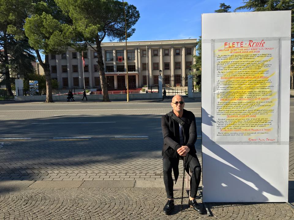 Robert Aliaj shkruan fletërrufe si në komunizëm
