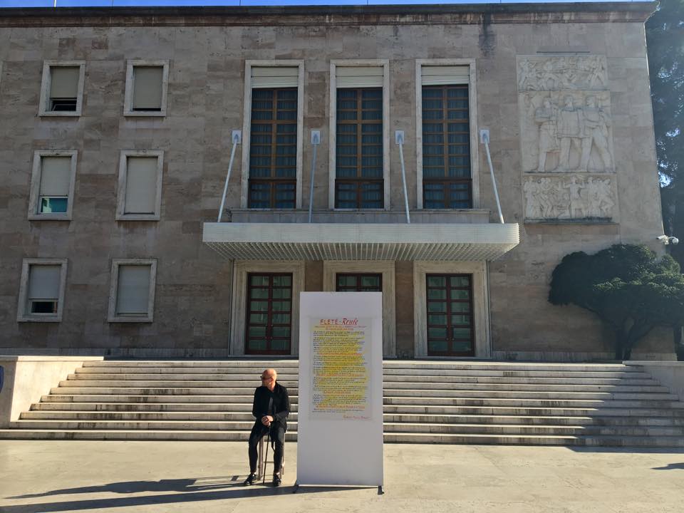 Robert Aliaj shkruan fletërrufe si në komunizëm
