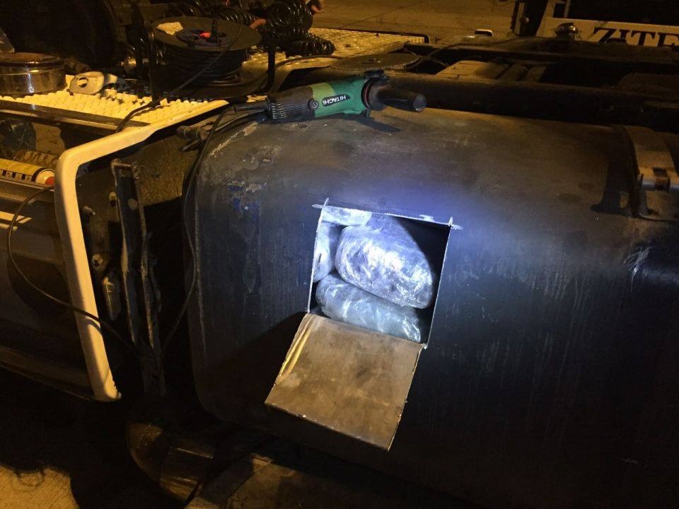 Ja si e fshehën trafikantët 130 kg drogë në kamion