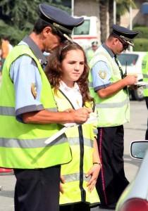 POLICIA RRUGORE PER RRIPAT E SIGURIMIT - Police rrugore duke gjobitur qytetare, ne kuader te fushates se sensibilizimit, per qarkullimin e shofereve me rripa sigurimi.