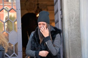 Una ragazza esce in lacrime dall'androne di Cà Farsetti, sede del Municipio di Venezia, dove è stata allestita la camera ardente per Valeria Solesin, la ragazza veneziana uccisa nell'attentato al Bataclan di Parigi, 22 novembre 2015. ANSA/ANDREA MEROLA