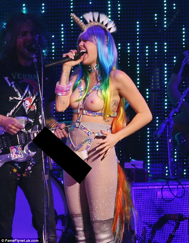 Miley Cyrus topless dhe dru në skenë