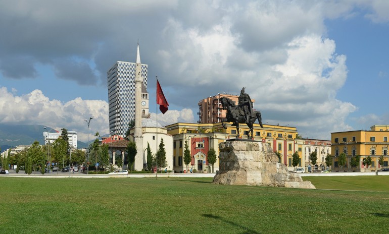 Tirana_-_Skanderbeg_Square_(Sheshi_Skënderbej)_-_by_Pudelek