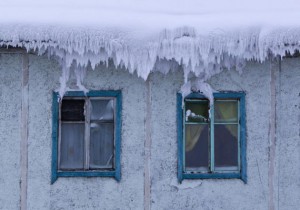 The roof of a house is covered with snow in the village of Tomtor in Oymyakon valley some 700 km northeast from Yakutsk in Russia January 24, 2013. The Republic of Sakha (also known as Yakutia) is a vast region of 3.1 million square km in the far northeast of Russia. It is the location of the Oymyakon valley, where a temperature of -67.7 degrees Celsius (-89.9 degrees Fahrenheit) was registered in 1933  the coldest on record in the northern hemisphere since the beginning of the 20th century. Yet despite the harsh climate, people live in the valley, and the area is equipped with schools, a post office, a bank, and even an airport runway (albeit open only in the summer). Picture taken January 24, 2013. REUTERS/Maxim Shemetov (RUSSIA)