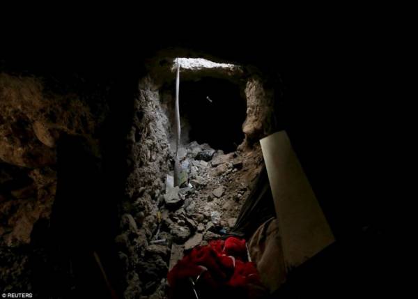 31D619B100000578-3476176-Dangerous_Many_of_the_tunnels_have_abandoned_by_the_jihadis_who_-a-6_1457084357384-700x501