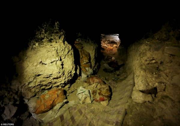 31D619D200000578-3476176-Terrifying_Although_70_tunnels_have_been_uncovered_Kurdish_and_I-a-4_1457084357382-700x490