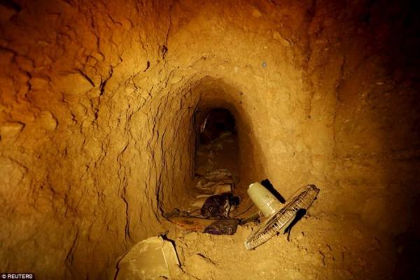 31D619D700000578-3476176-Uncovered_The_tunnels_were_discovered_by_Kurdish_forces_when_the-a-2_1457084357379-700x467