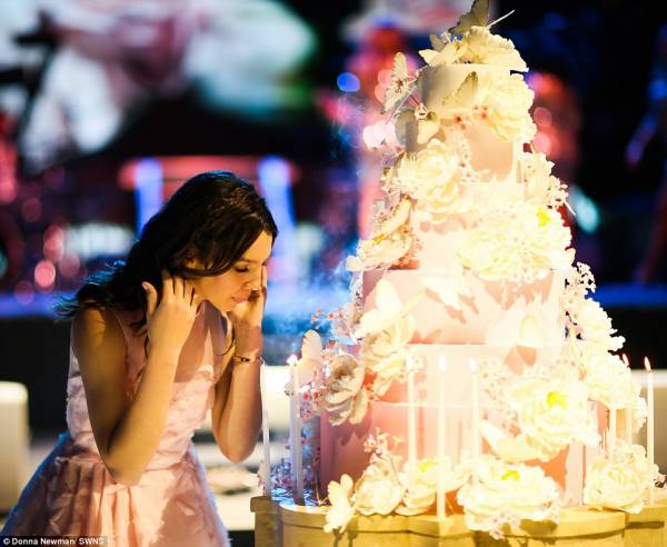 3207593D00000578-3483958-Spectacular_The_party_for_Maya_pictured_with_her_lavish_birthday-a-13_1457538440501
