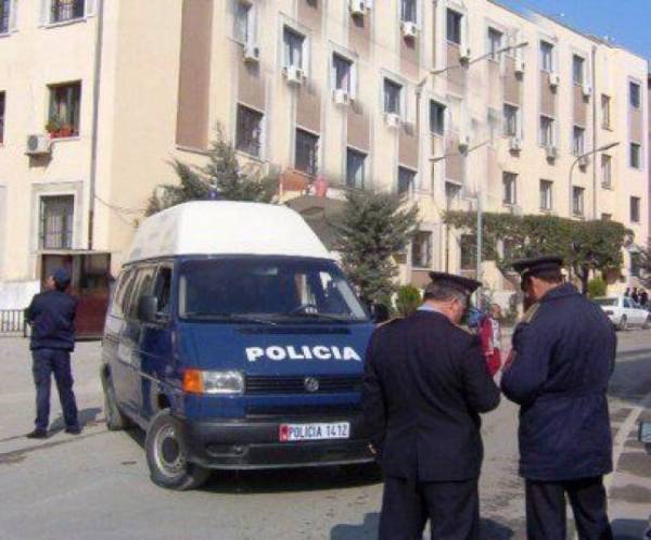 E rrihte gruaja prej vitesh, burri merret në mbrojtje nga policia