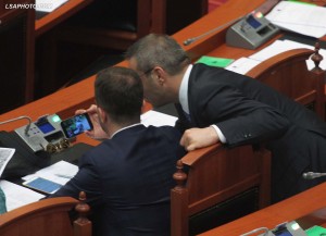 Ministri i Brendshem Saimir Tahiri dhe deputeti i PS, Erion Brace, gjate nje seance parlamentare, ku eshte diskutuar ne lidhje me Projektligjin “Per shpalljen e moratoriumit te gjuetise ne Republiken e Shqiperise”./r/n/r/nMinister of Interior Saimir Tahiri and lawmaker Erion Brace, during a parliamentary session.