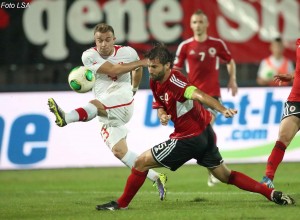 FUTBOLL SHQIPERI ZVICER - Lojtari i Zvicres me origjine shqiptare, Xherdan Shaqiri, gjate nje dyluftimi me Lorik Canen, ne ndeshjen e futbollit ndermjet ekipeve kombetare Shqiperi-Zvicer, 0-1, e vlefshme per kualifikueset e Boterorit te Brazil 2014, e luajtur ne stadiumin Qemal Stafa.