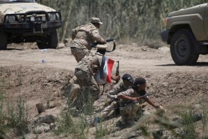 Iraqi security forces clash with Islamic State militants near Falluja