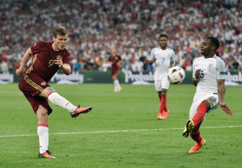 epa05358309 Aleksandr Kokorin of Russia (L) in action against Danny Rose of England during the UEFA EURO 2016 group B preliminary round match between England and Russia at Stade Velodrome in Marseille, France, 11 June 2016. (RESTRICTIONS APPLY: For editorial news reporting purposes only. Not used for commercial or marketing purposes without prior written approval of UEFA. Images must appear as still images and must not emulate match action video footage. Photographs published in online publications (whether via the Internet or otherwise) shall have an interval of at least 20 seconds between the posting.) EPA/PETER POWELL EDITORIAL USE ONLY