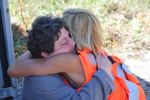 Pescara del Tronto, 25.08.16. Tends area for the victims of the earthquake. Angela Cafini with a rescuer. Photo: Víctor Sokolowicz