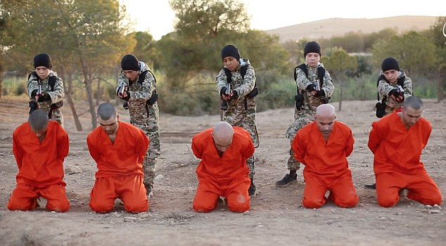 Videoja e ISIS, babai tmerrohet kur sheh të birin duke vrarë pengjet