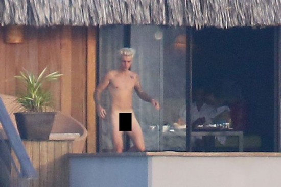 PAY-Justin-Bieber-goes-swimming-naked-in-his-water-villas-pool-in-front-of-rumoured-new-girlfriend-model-Jayde-Pierce (1)