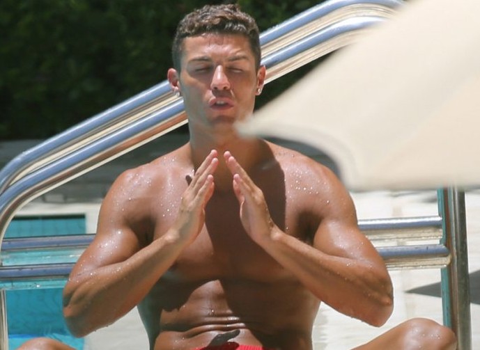 Ronaldo lyen gishtat me manikyr, ja cila është ngjyra që ka zgjedhur 