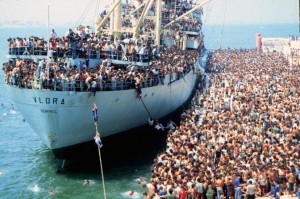 BARI - 1991 agosto 1991 LO SBARCO DELLA MOTONAVE VLORA CARICA DI CLANDESTINI ALBANESI - La nave vlora in porto - foto Arcieri - Quaranta