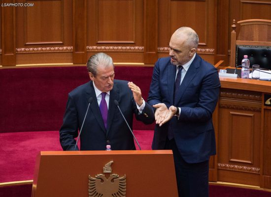 Ish kryeministri Sali Berisha dhe kryeministri Edi Rama, gjate nje seance parlamentare, ku eshte debatuar ne lidhje me ceshtjen e CEZ.	/r/n/r/nFormer Prime Minister Sali Berisha and Prime Minister Edi Rama, during a parliamentary session.