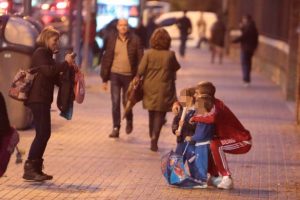 Justin-Bieber-greets-fans-in-Barcelona