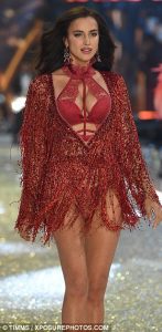3AE5346E00000578-3987844-Cheeky_The_sparkling_jacket_hid_her_stomach_as_she_stormed_along-m-162_1480549640193