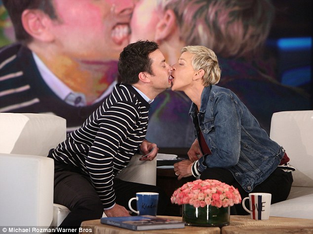 Video/ Puthja qesharake e Jimmy Fallon dhe Ellen DeGeneres live në emision