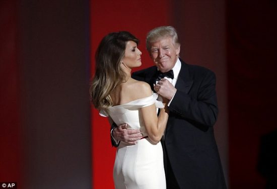 3C58045300000578-4142712-The_president_and_first_lady_dance_to_My_Way_at_the_Liberty_Ball-a-23_1484988834372
