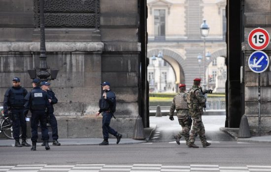 French police officers and soldiers patrol in front of the Louvre museum on February 3, 2017 in Paris after a soldier has shot and gravely injured a man who tried to attack him. "Serious public security incident under way in Paris in the Louvre area," the interior ministry tweeted on February 3 as streets in the area were cordoned off to traffic and pedestrians. / AFP PHOTO / ALAIN JOCARD