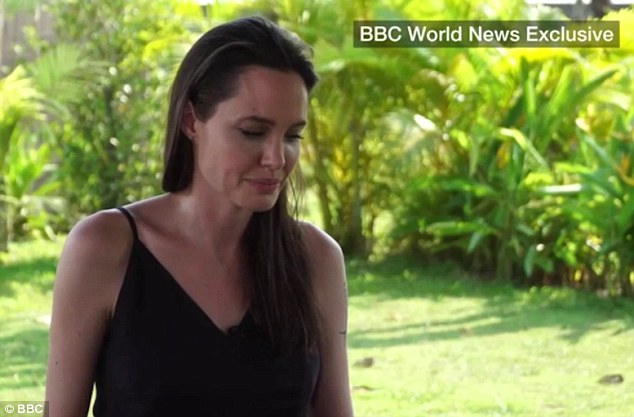 Video/ Angelina Jolie thyen heshtjen, mes lotësh flet për divorcin nga Brad Pitt