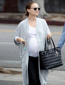 Natalie Portman shows off her huge baby bump while out picking up art supplies in Los Angeles Featuring: Natalie Portman Where: Los Angeles, California, United States When: 24 Oct 2016 Credit: Cousart/JFXimages/WENN.com **Not available for publication in Australia or New Zealand**