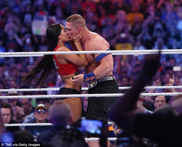 Video/ John Cena i propozon të dashurës për martesë para 70 mijë spektatorëve