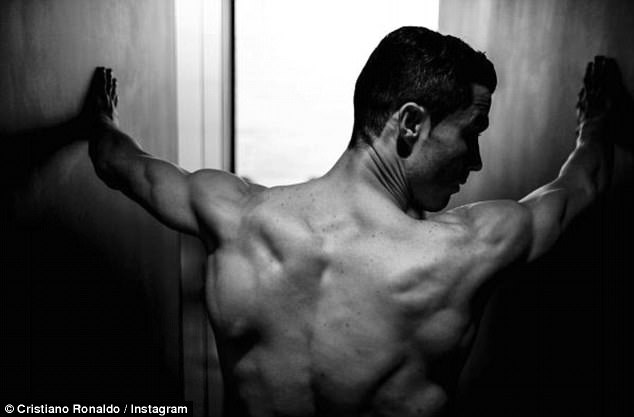 3EED7B8600000578-4378520-The_Real_Madrid_striker_also_shared_this_shot_with_his_96_millio-a-60_1491301642966