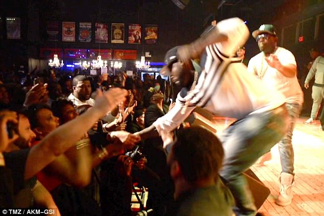 Video/ 50 Cent grushton fansen e tij në mes të koncertit