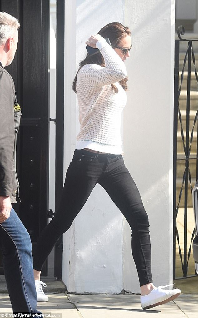 Kate Middleton veshi një palë atlete 50 dollarëshe dhe të gjithë po i blejnë ato