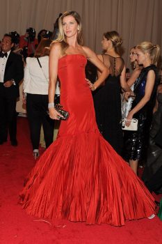 best-met-gala-of-all-time-gisele-bundchen