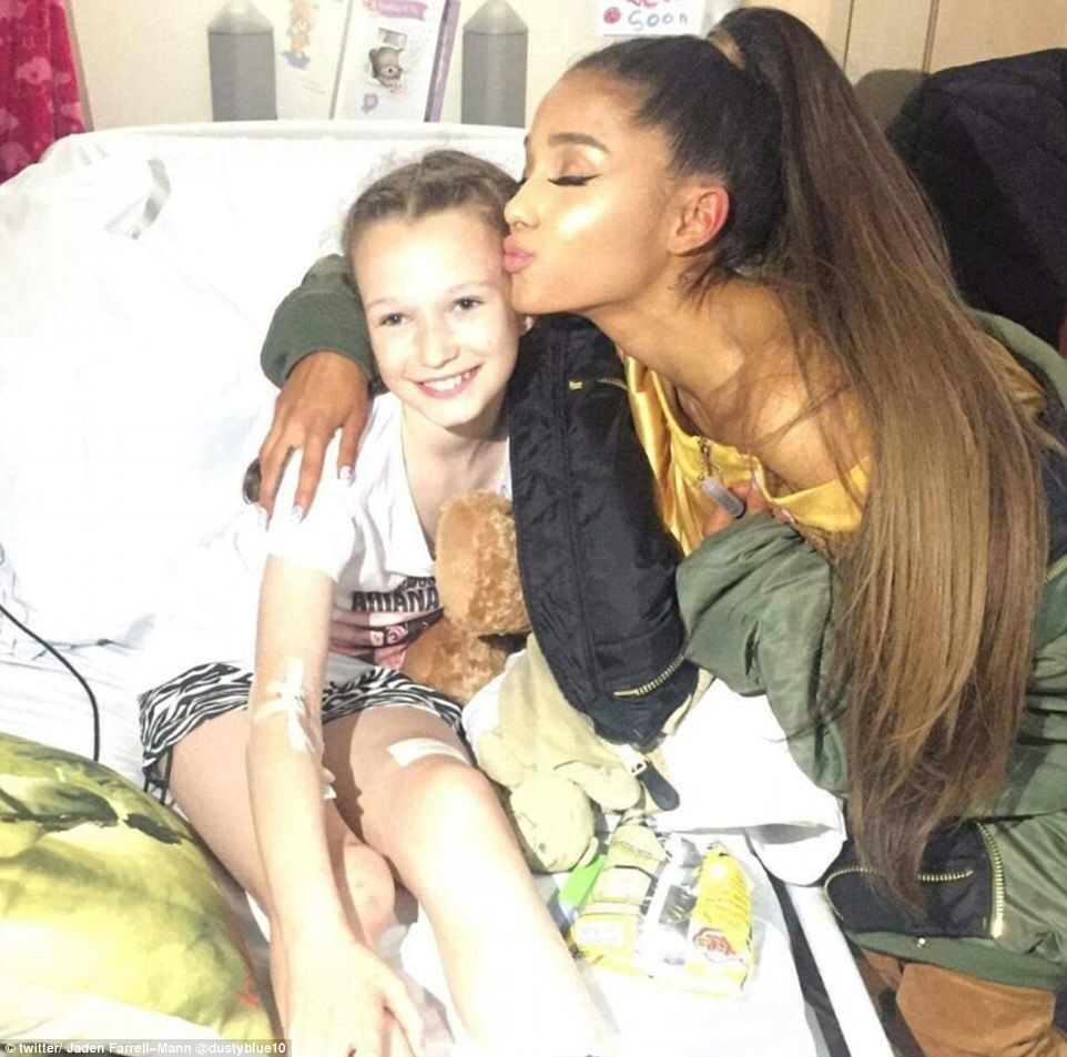Foto/ Ariana Grande viziton të mbijetuarit e sulmit në spitalin e Mançesterit