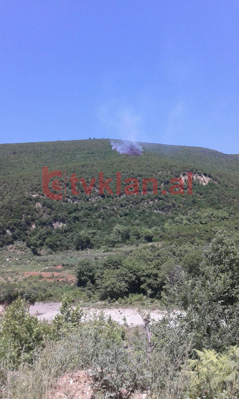 Foto/ Digjet mali pranë Tiranës për të hapur parcela droge