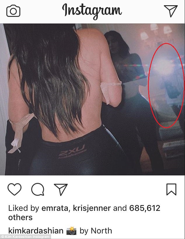 Kim Kardashin përdor vajzën për t’i bërë foto nudo!