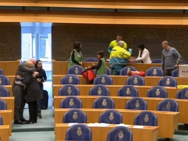 Tmerr në parlament/ Aktivisti hidhet nga ballkoni gjatë seancës (video)