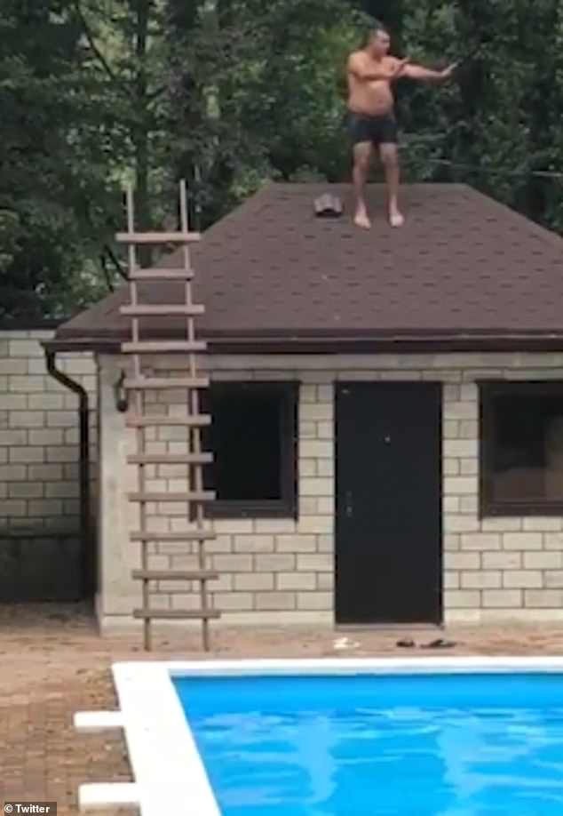 Video/ Tenton të hidhet nga çatia në pishinë, përplaset me kokë