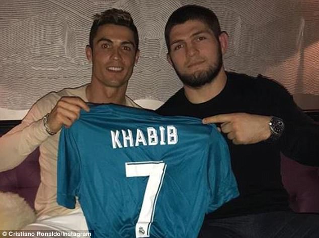 Video/ Ronaldo dhe Khabib përshendesin fansat në një mënyrë të veçantë