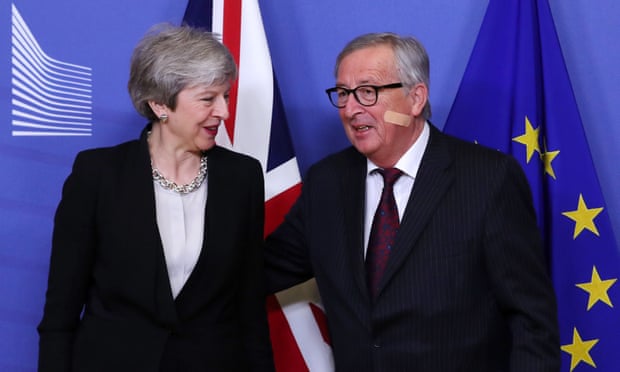 Jean-Claude Juncker dhe Theresa May.