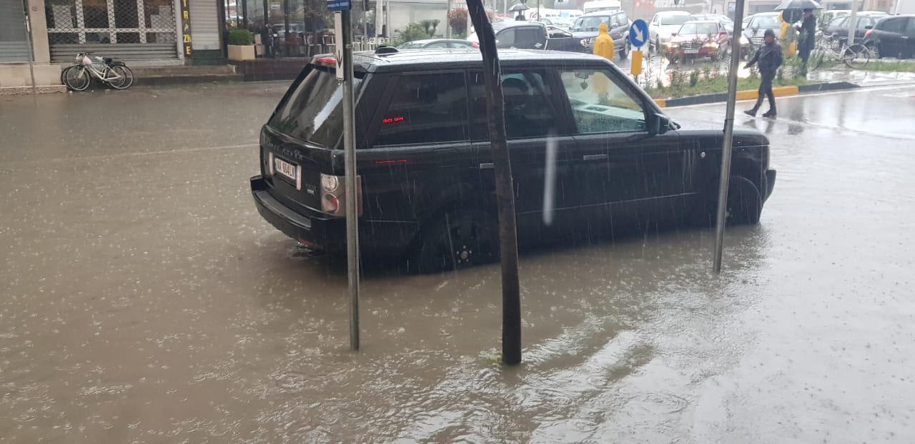 Reshje të dendura shiu në Vlorë, përmbytet qyteti