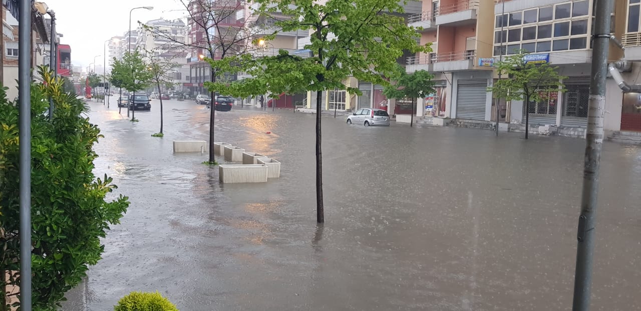 Reshje të dendura shiu në Vlorë, përmbytet qyteti