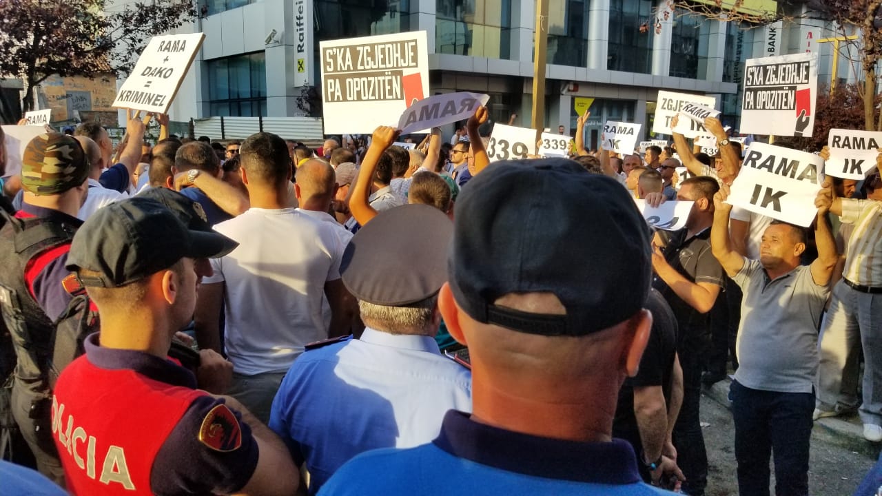 Mbështetësit e opozitës e presin me protesta Ramën në Durrës
