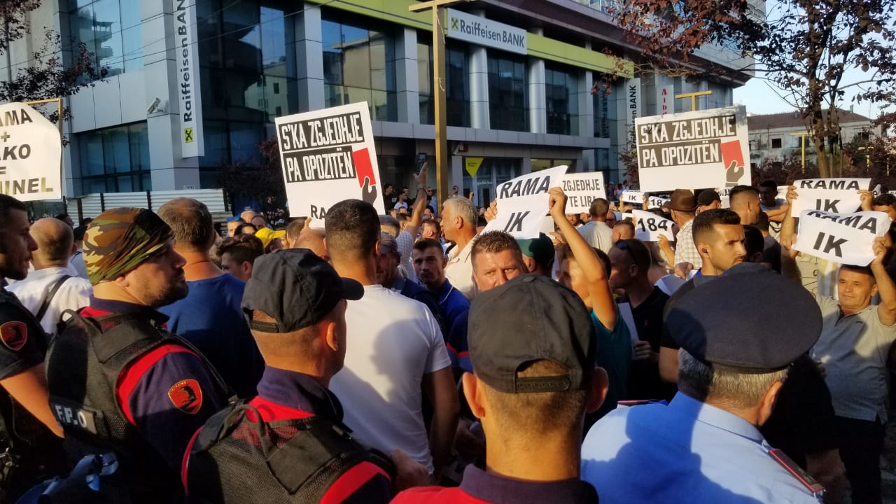 Mbështetësit e opozitës e presin me protesta Ramën në Durrës